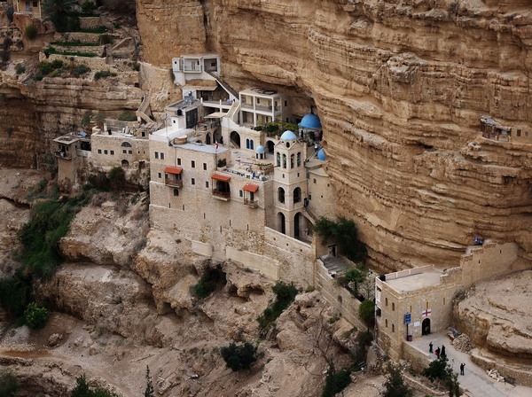 монастир в ущелині
